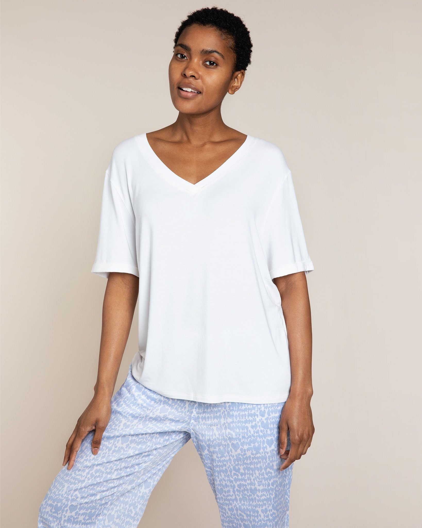 RELAXED V-NECK TOP in White, VENUS